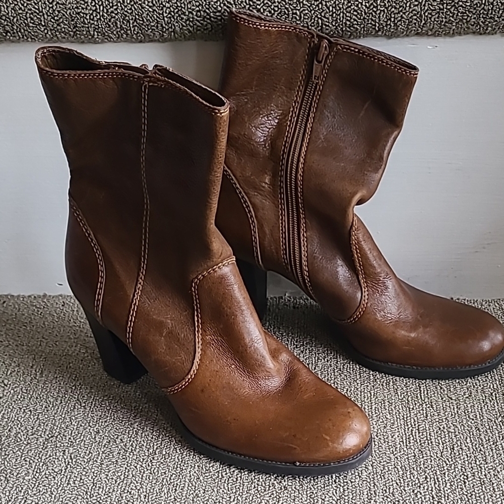 Gianni Bini brown leather heeled boots